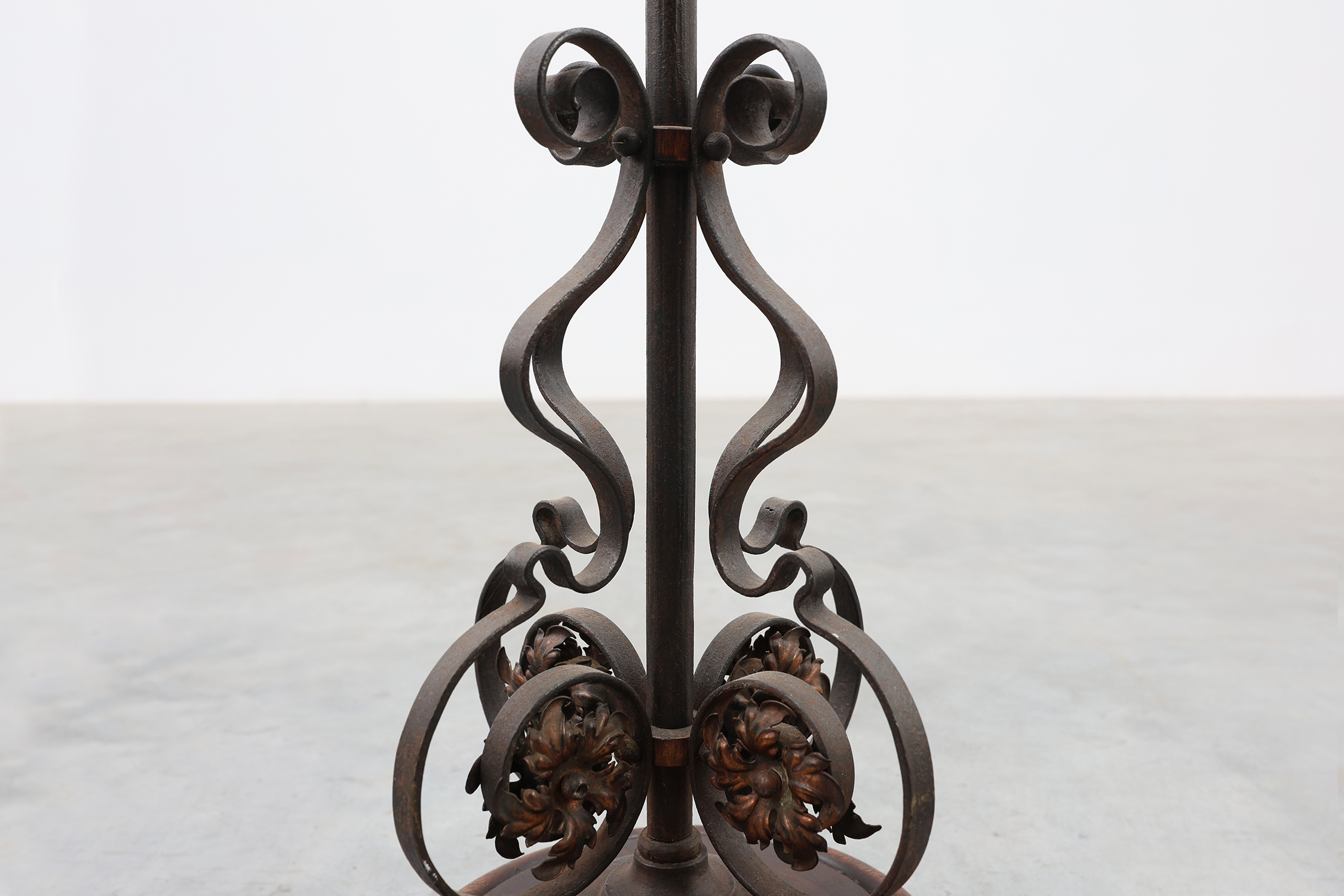 Art Nouveau planter in metal and copper, France ca. 1905thumbnail